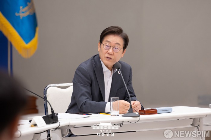 '일하는 휴가' 떠난 李대통령…韓美 정상회담·광복절 특사 고심