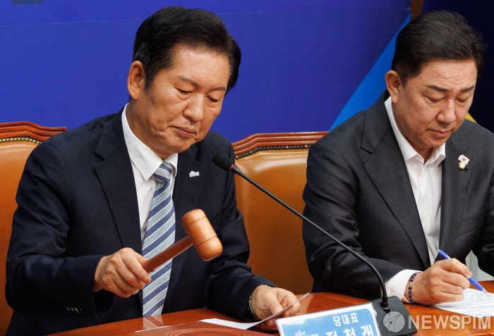 의사봉 두드리는 정청래 당대표