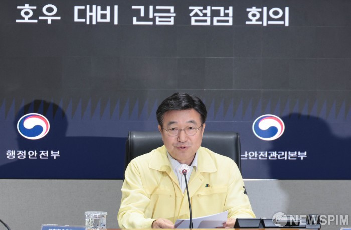 윤호중 행안부 장관, 이태원참사 '별들의 집' 방문