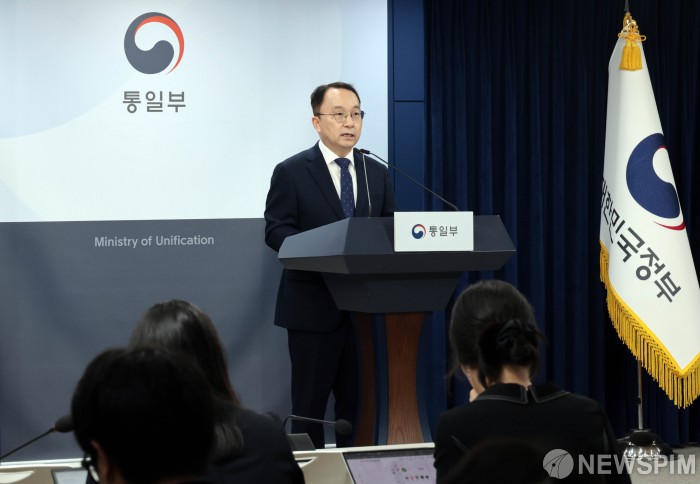 현안 관련 질문에 답하는 구병삼 통일부 대변인