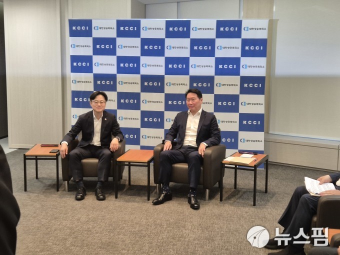 최태원 회장, 산업장관에 "관세협상 마무리로 보기엔 성급...디테일 가져달라"