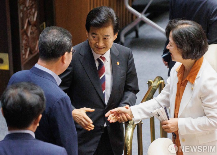 인사 나누는 정동영 통일부 장관