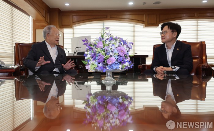 손경식 경총 회장과 면담 갖는 김정관 장관