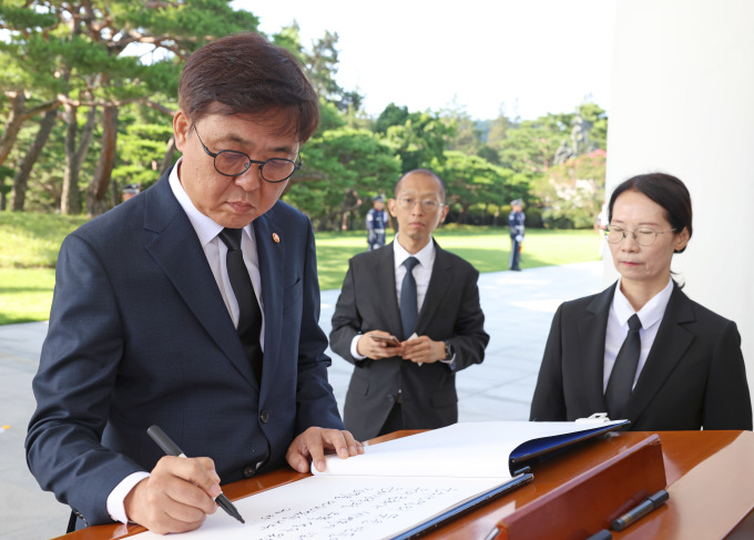 현충원 찾은 최휘영 장관 "문화강국 우뚝 서도록 전력"