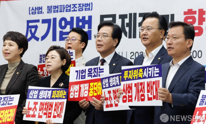 "'與 상법' 개정 시 상장사 절반 경영권 불안…한진칼·넷마블 '고위험군'"