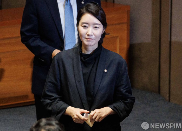 본회의장 모습 드러낸 강선우 의원