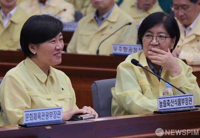 송미령 농림축산식품부 장관과 대화하는 정은경 보건복지부 장관