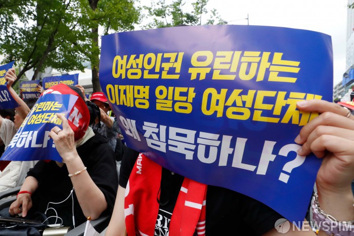 광화문에서 집회 이어가는 尹지지자들