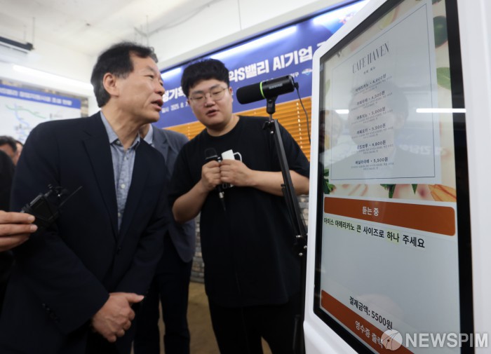 음성인식 키오스크 체험하는 정태호 국정위 경제1분과장