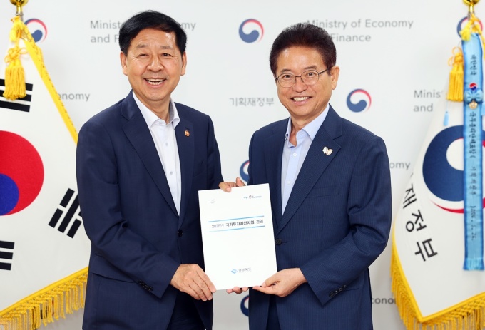 <b>이철우 경북지사</b>, 경제부총리에 '<b>경북</b> 4대 사업' <b>국비 지원</b> 건의