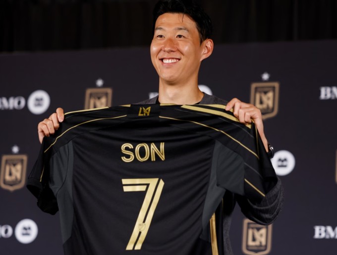 LA 강타한 '손세이셔널' ... LAFC 티켓값 8배 뛰고 유니폼 '불티'