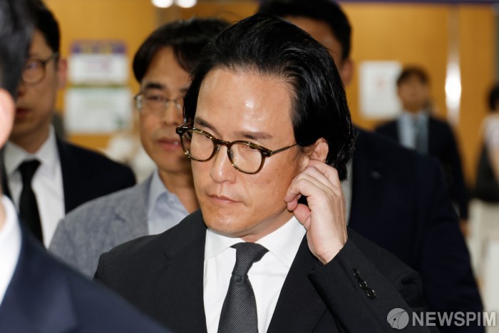조현범 '횡령·배임' 항소심 시작..."1심, 증거 오독한 부분 있어"