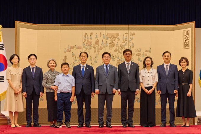 李대통령, 새 국무위원에 임명장 전달…"힘 있게 혁신 추진" 당부