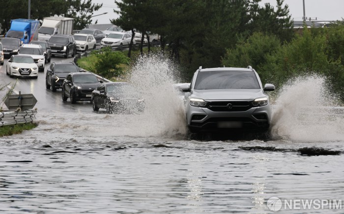韩首都地区强降水致部分地铁延误多个路段交通管制