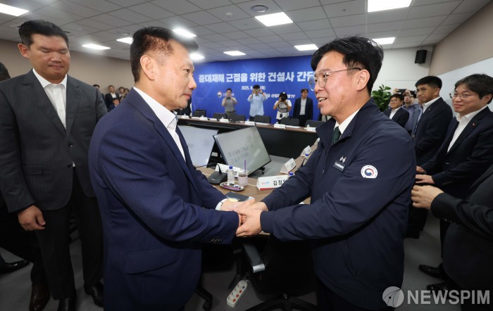 송치영 포스코이앤씨 대표와 악수하는 김영훈 노동부 장관