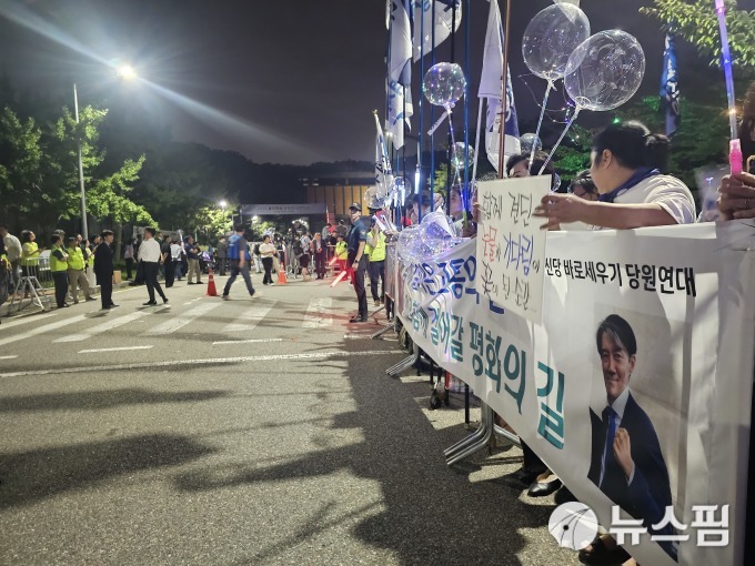 [현장] 조국, 광복절 특사 출소...남부교도소 앞 지지자 "조국" 연호