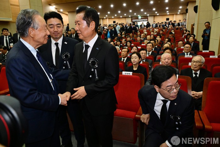 등 돌린 여야
