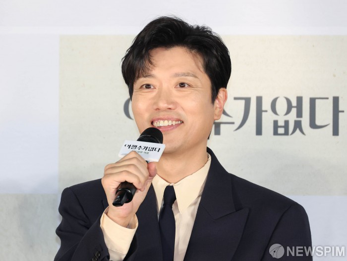 환하게 웃는 박희순