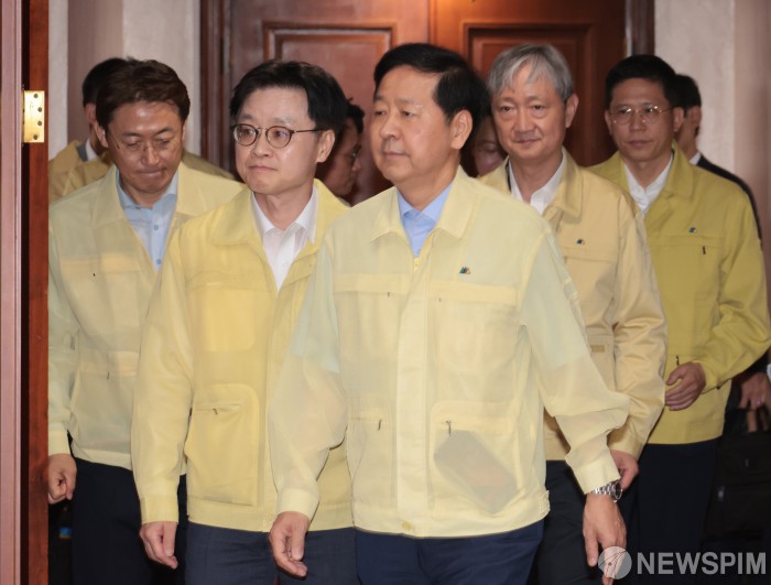 산업경쟁력강화 관계장관회의 참석하는 구윤철 부총리