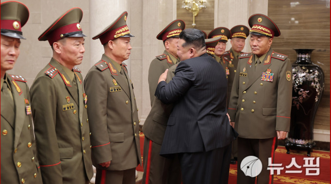 김정은, 러시아 파견 군부대 지휘관 평양서 만나...곧 '국가표창' 행사