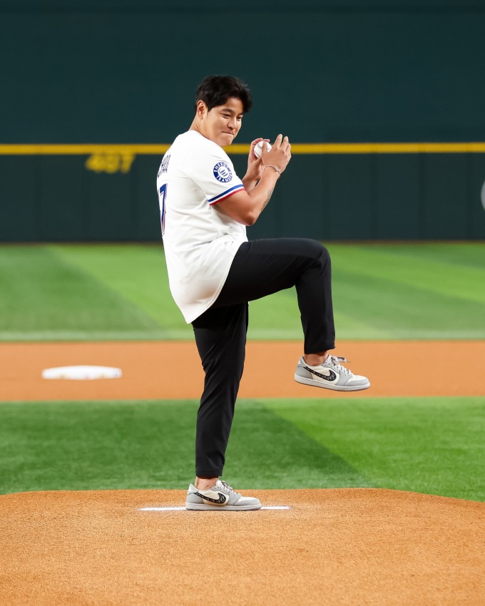 [MLB] 추신수, 시구로 텍사스 팬과 재회…조코비치도 양키스타디움에