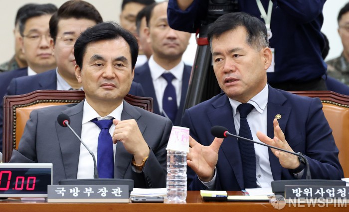석종건 방위사업청장과 대화하는 안규백 장관