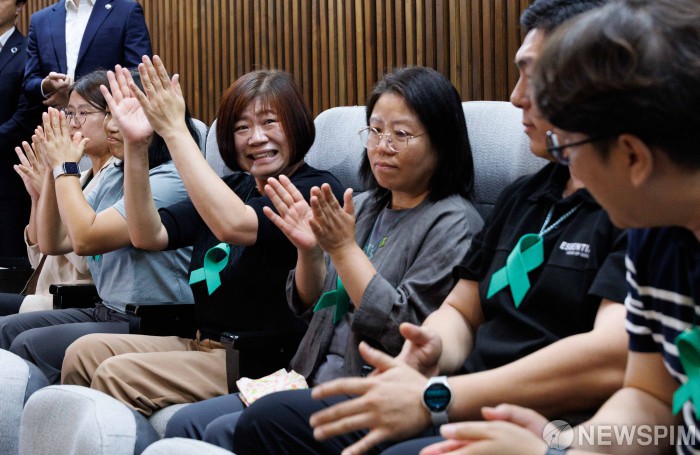 국회, 오송참사 국정조사계획서 본회의 통과... 유가족 박수