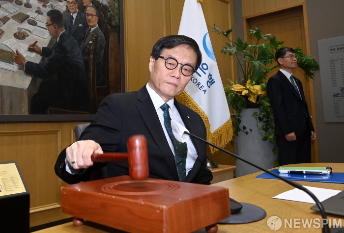 韩央行维持现基准利率2.5%不变 上调今年经济预期值至0.9%