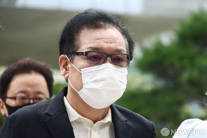 '청탁 브로커' 건진법사 측근, 알선수재 첫 재판서 혐의 부인