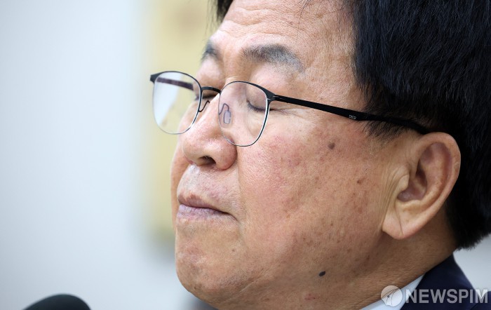 생각에 잠긴 최교진 교육부 장관 후보자