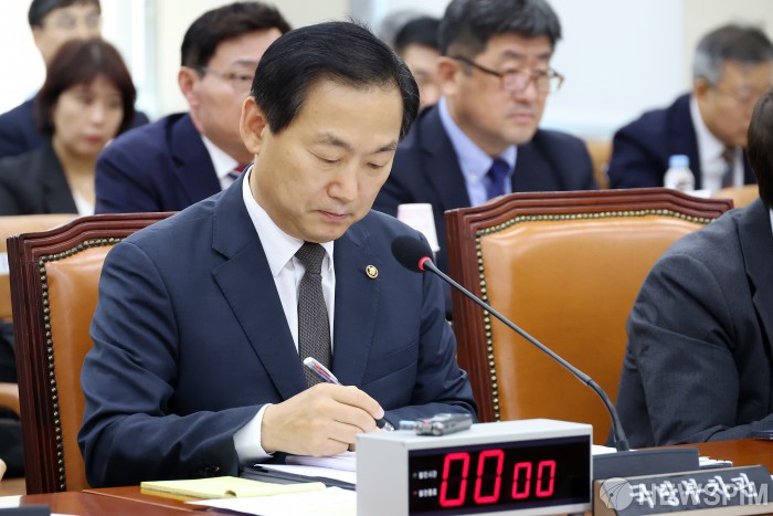 자료 살펴보는 이두희 국방부 차관