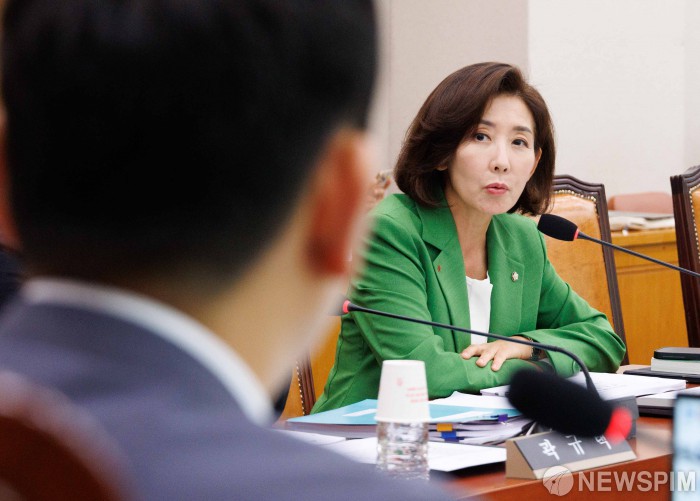 법사위 소위 인사말하는 나경원 의원