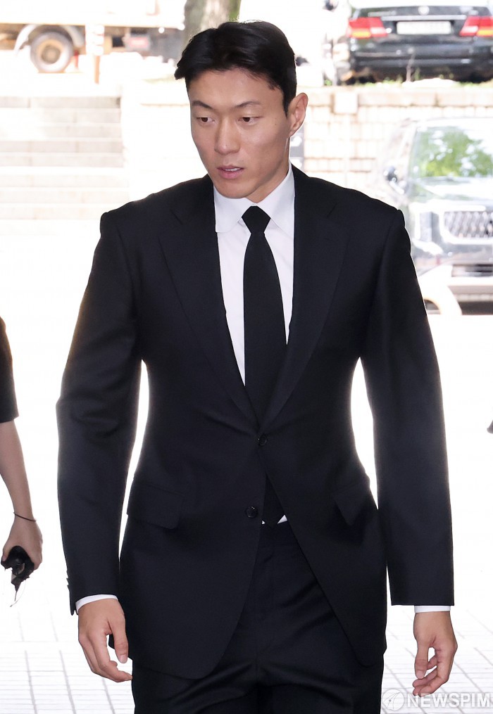 '불법 촬영 혐의' 황의조, 2심 선고 공판 출석
