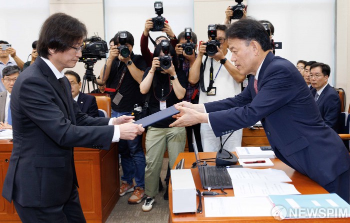 선서문 전달하는 주병기 공정위원장 후보자