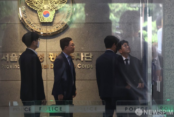 하이브 상장 부정거래 의혹 방시혁, 첫 경찰조사