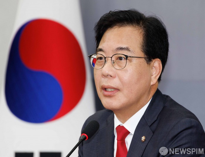 질문에 답변하는 송언석 원내대표