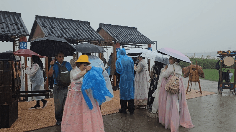 깜짝 폭우 뚫고 즐긴 'K데이 인 한강'…오징어 게임·케데헌에 흠뻑