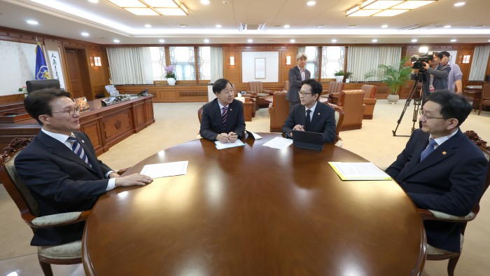 김민석 총리, 2035 NDC 논의…"책임 있고 실현 가능한 방안 토론"