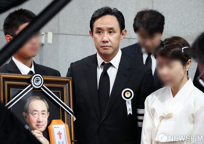 故 최창걸 고려아연 명예회장 마지막 길 배웅하는 최윤범 회장