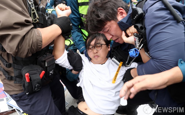 경찰에 연행되는 자주독립 대학생 시국 농성단 회원