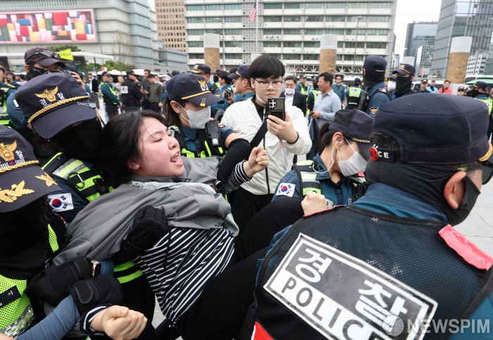 진보 대학생 단체, 미 대사관 앞에서 미신고 농성 중 강제해산