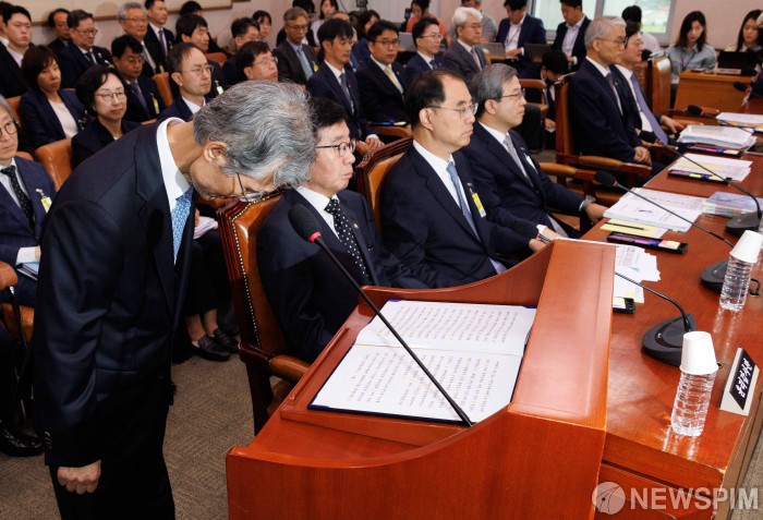 고개숙여 인사하는 조희대 원장