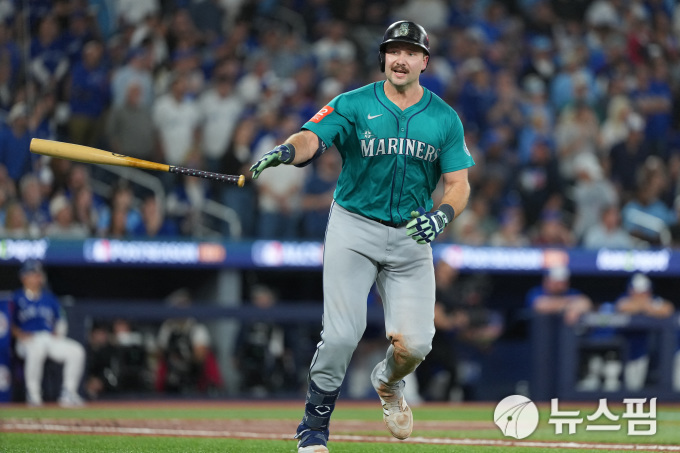 [MLB] '홈런왕 롤리 동점포' 시애틀, 토론토 꺾고 ALCS 기선 제압
