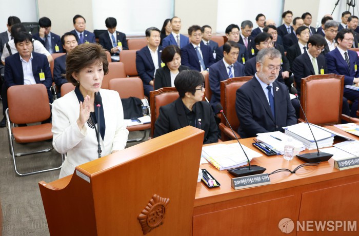 증인선서하는 박선영 진실화해위원장