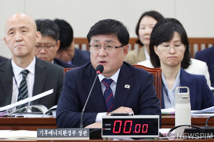[2025 국감] 기후 장관 "신규 원전 추진? 사정 맞춰야"…野 "3개월 만에 입장 뒤집냐" 질타