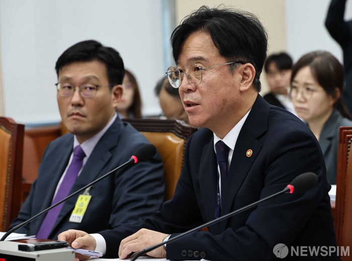 [2025 국감] 한미 관세협상 고용 위축 우려에…김영훈 "일자리 챙길 것"