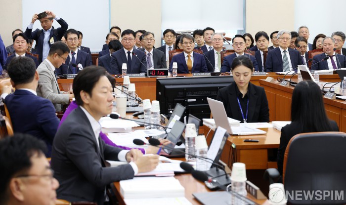 '제헌절 공휴일'·'혐오 정당 현수막 규제법' 국회 행안위 통과