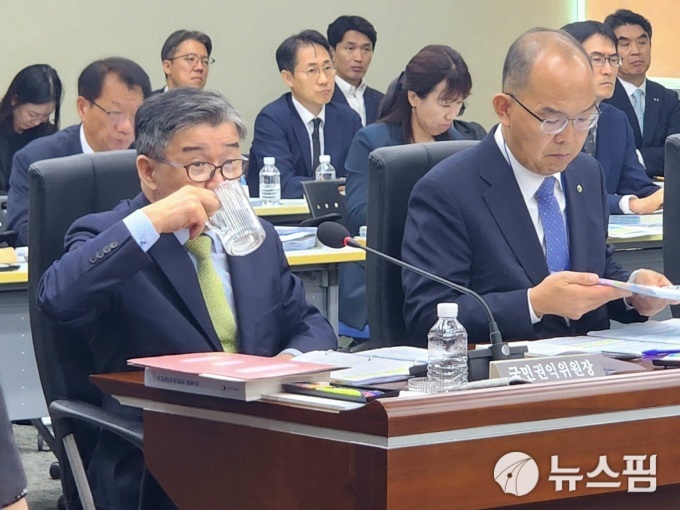[2025 국감] 유철환 위원장 "청렴도 점수 하락 송구"…'자녀에 관사 제공' 등 의혹엔 침묵