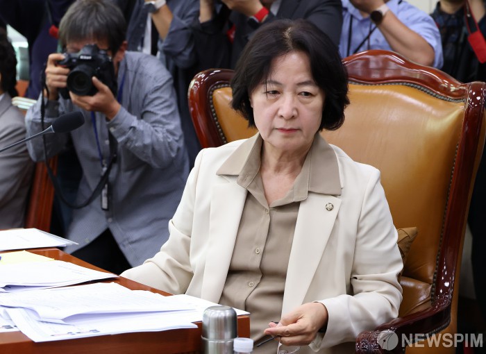 감사 중지 선포한 추미애 법사위원장