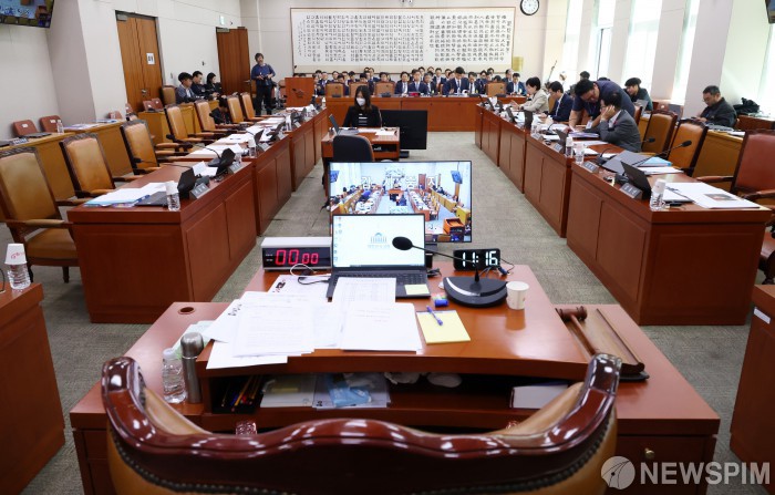 국회 법사위, 여야 공방에 '감사 중지'